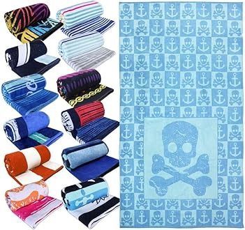 Toallas de playa de varios colores y estampados; una toalla azul claro con calaveras y anclas.