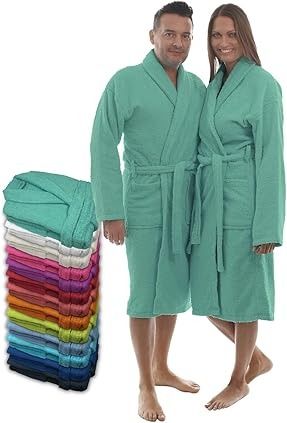 Pareja con batas de baño verde azulado a juego, junto a una pila de batas coloridas.