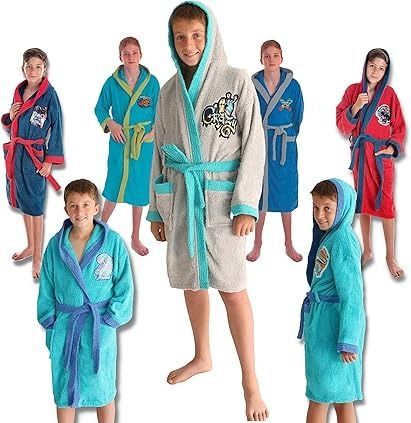 Niños vestidos con albornoces coloridos con capuchas; varios colores.