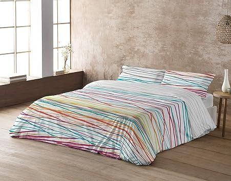 Cama con ropa de cama de rayas de colores en una habitación de tonos neutros con ventana.