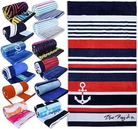 Toallas de playa variadas, incluida una de temática náutica con rayas rojas y azules y un emblema de ancla.
