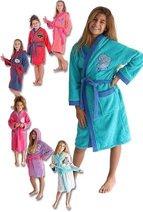 Chicas con batas de colores, de diferentes colores, algunas con capuchas, posando en interiores.