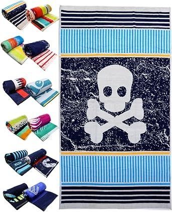 Toalla de playa con diseño de calavera y huesos cruzados; varias toallas enrolladas en una variedad de colores y patrones.