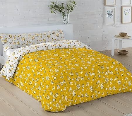 Funda nórdica con flores amarillas sobre una cama en un dormitorio luminoso.