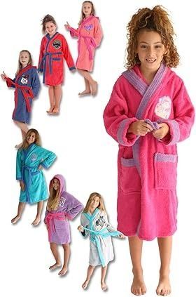 Chicas de pie con albornoces coloridos con capucha y bolsillos. Túnicas rosas, azules, rojas y moradas.