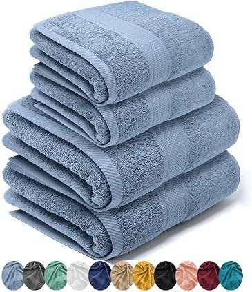 Pila de cuatro toallas de baño azules con una variedad de opciones de color que se muestran en la parte inferior.
