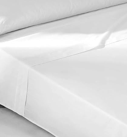 Sábanas blancas con almohada, cubriendo parcialmente una cama.