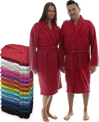 Mujer y hombre con túnicas rojas, montón de túnicas de varios colores.