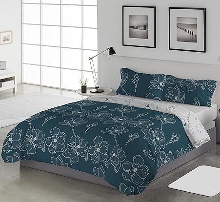 Funda de edredón con flores verde azulado en una cama, flores blancas, almohadas, dos cuadros enmarcados y una lámpara moderna en un dormitorio.