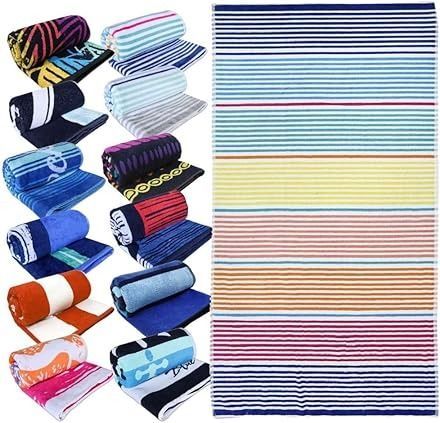 Toallas de playa enrolladas variadas con distintos estampados y una toalla plana a rayas.