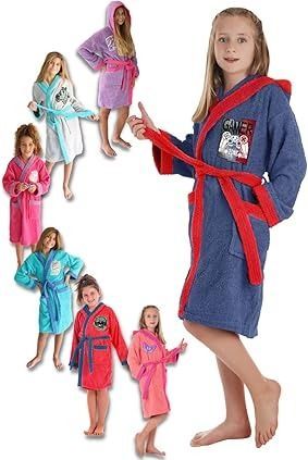 Niña con bata azul con ribete rojo, rodeada de otros niños con batas de colores.