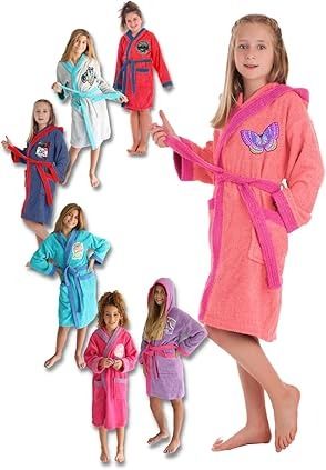 Chica con bata de baño rosa, rodeada de otras chicas modelando batas de diferentes colores.