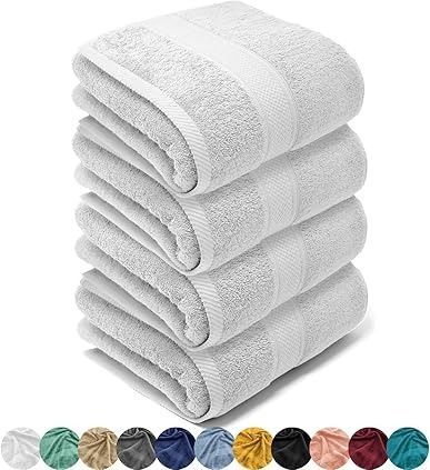 Pila de toallas de baño blancas con detalle de rayas, varias opciones de color en la parte inferior.