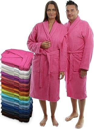 Mujer y hombre con batas de baño rosas, con una pila de batas coloridas a la izquierda.