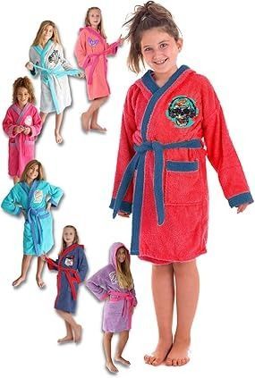 Chica con bata roja con ribete azul, posando. Varias chicas con batas de varios colores.