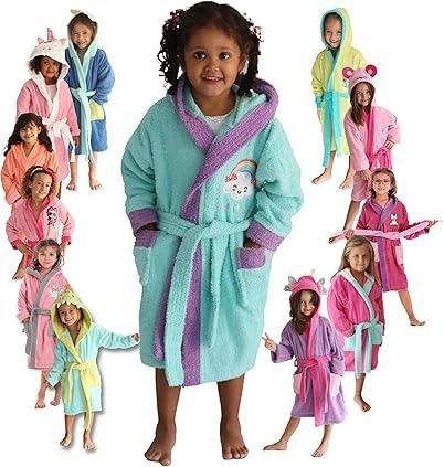 Niños vestidos con albornoces coloridos con capuchas, sonriendo.