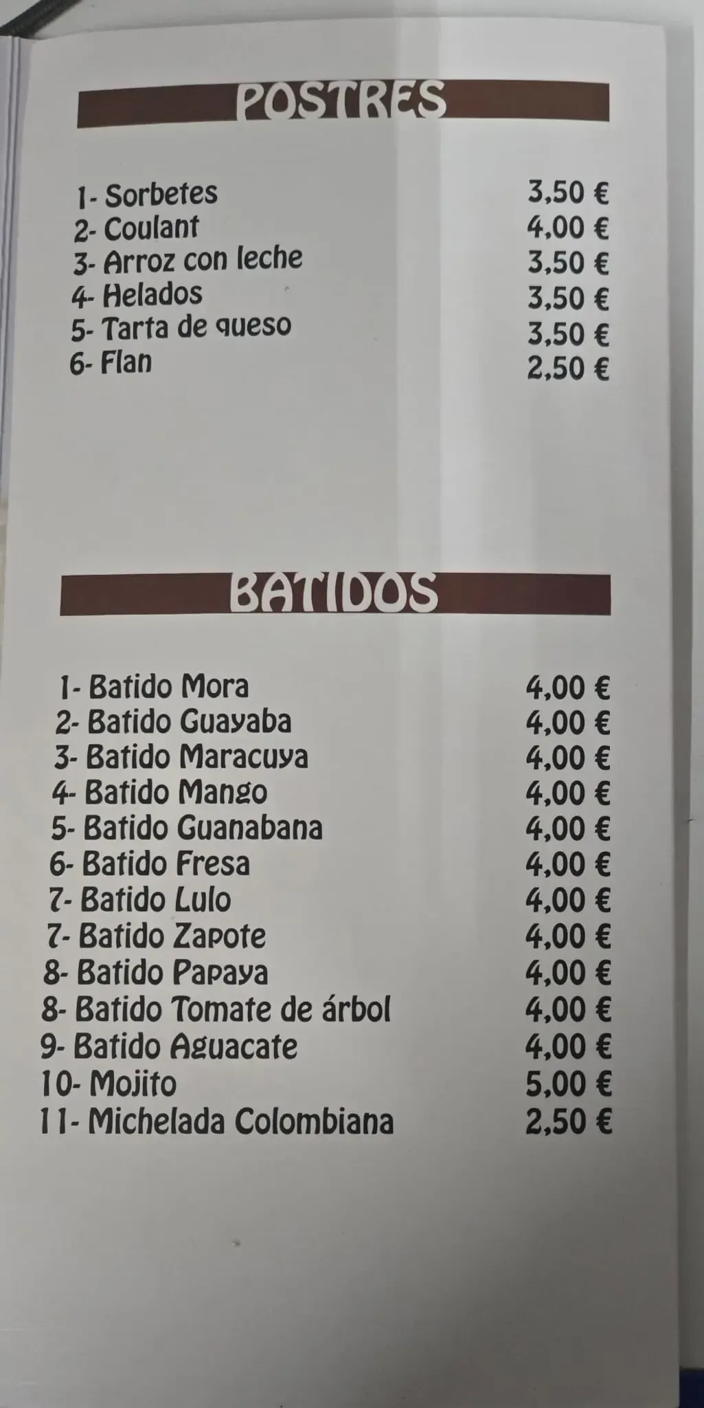 Carta de postres y batidos con precios en euros.