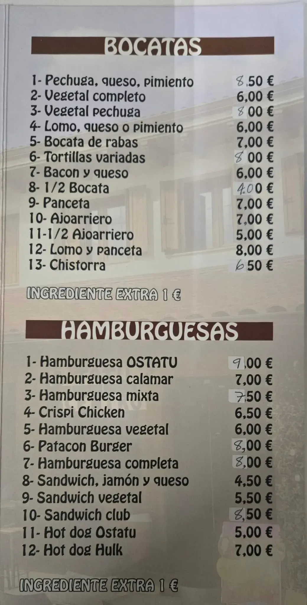 Tablero de menú con listados y precios de Bocatas y Hamburguesas.