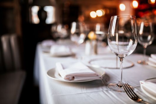 Une table dans un restaurant