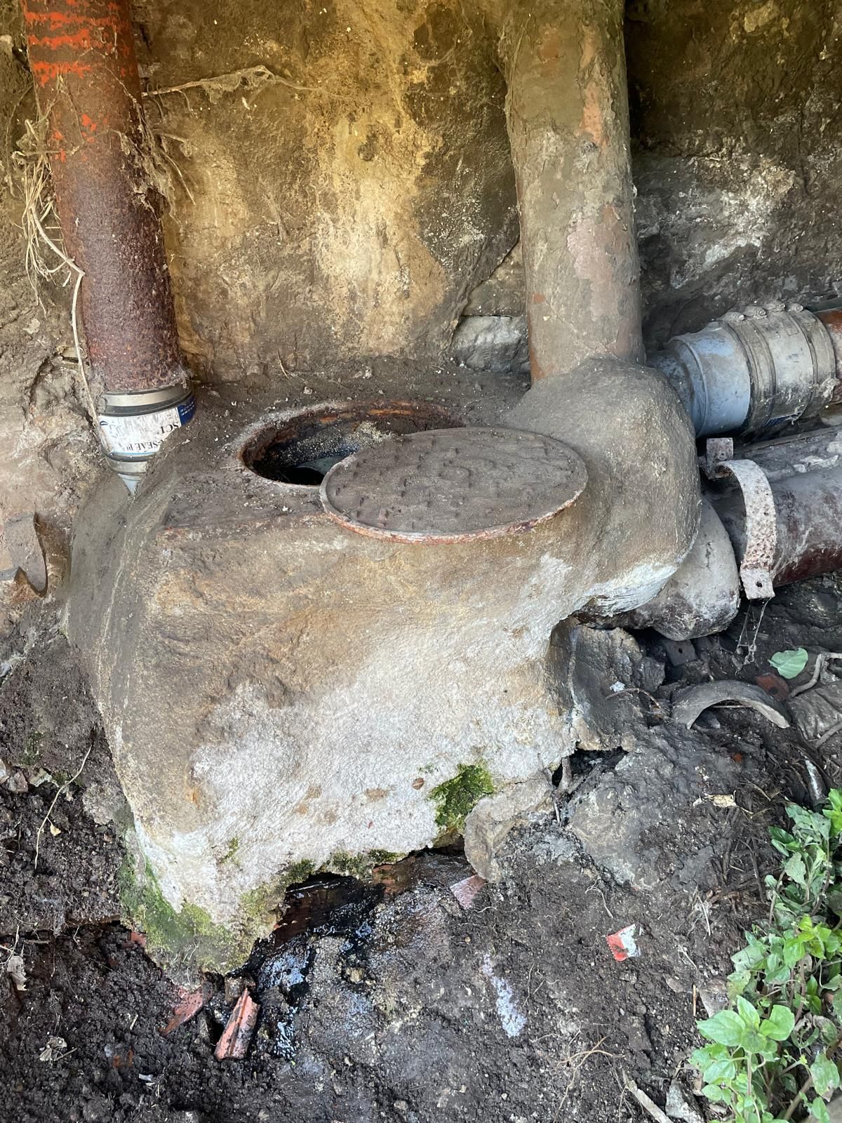 Bouche d'égout sous un bâtiment