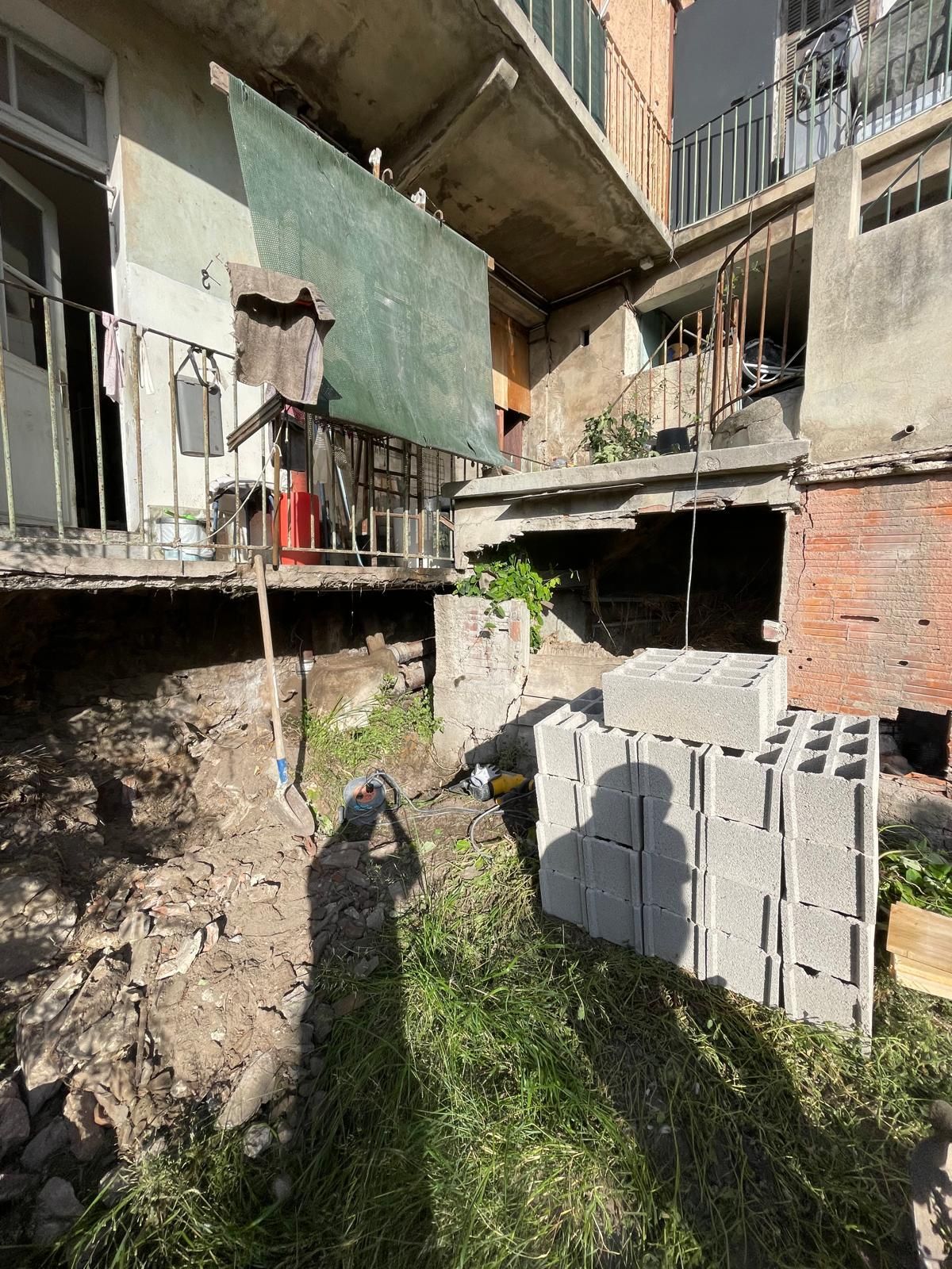 Parpaings devant un bâtiment