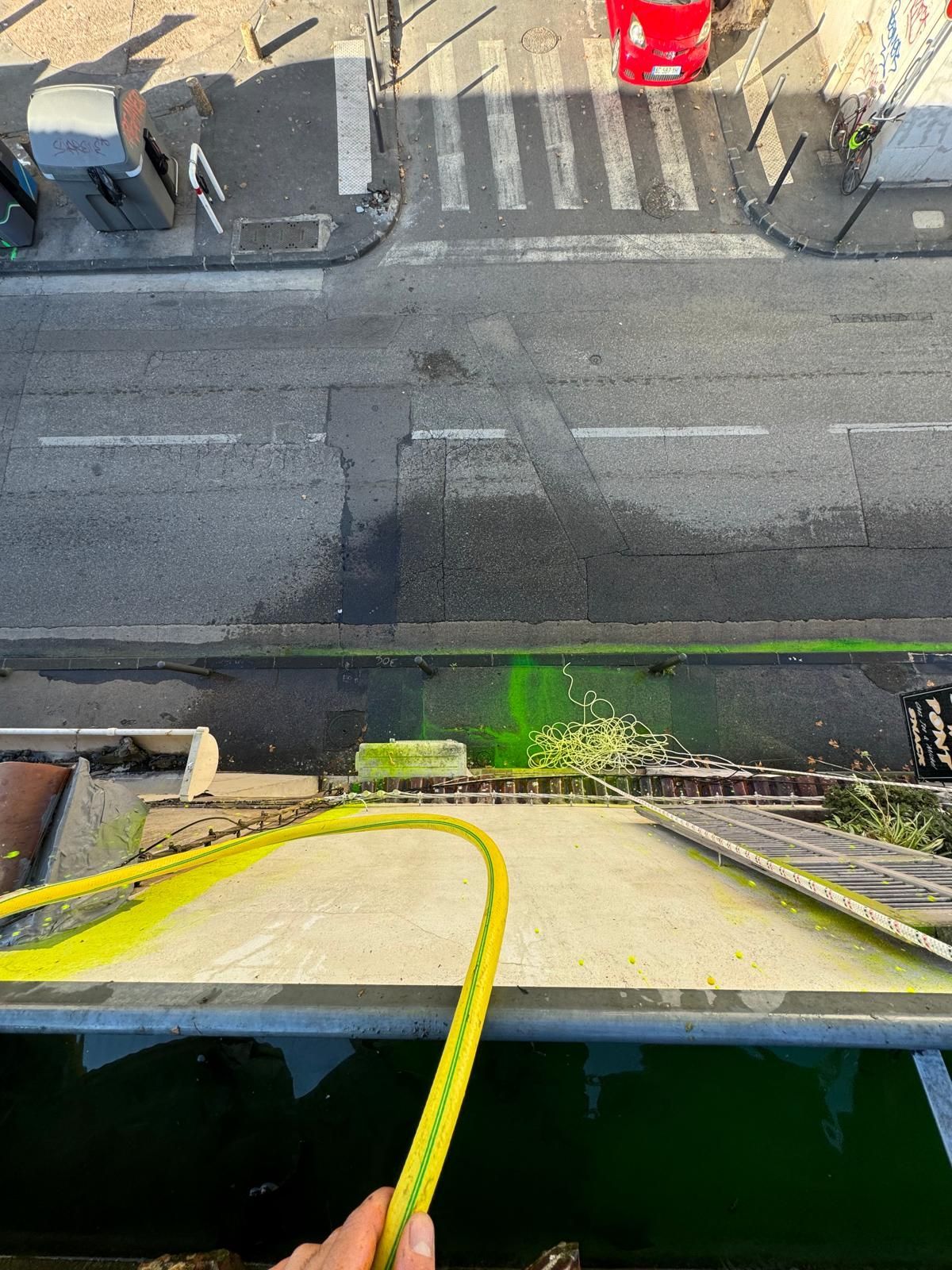 Liquide fluorescent sur une façade