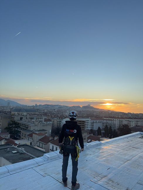 Artisan PLBTECH devant un coucher de soleil