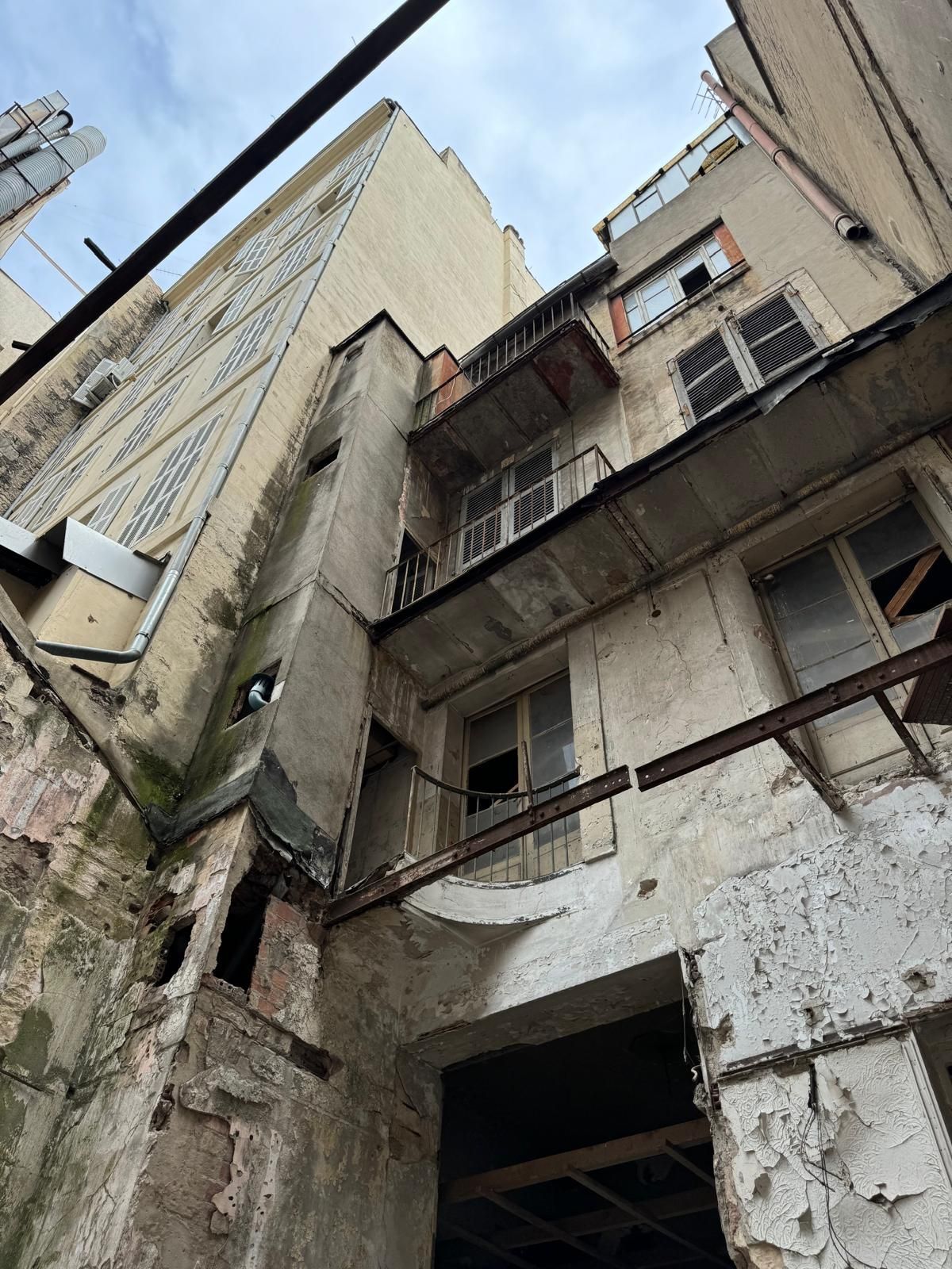 Bâtiment qui menace de s'effondrer
