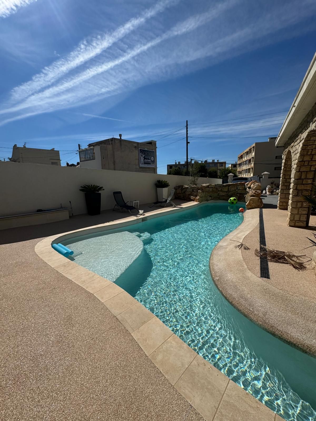 Psicine avec une terrasse maçonnée