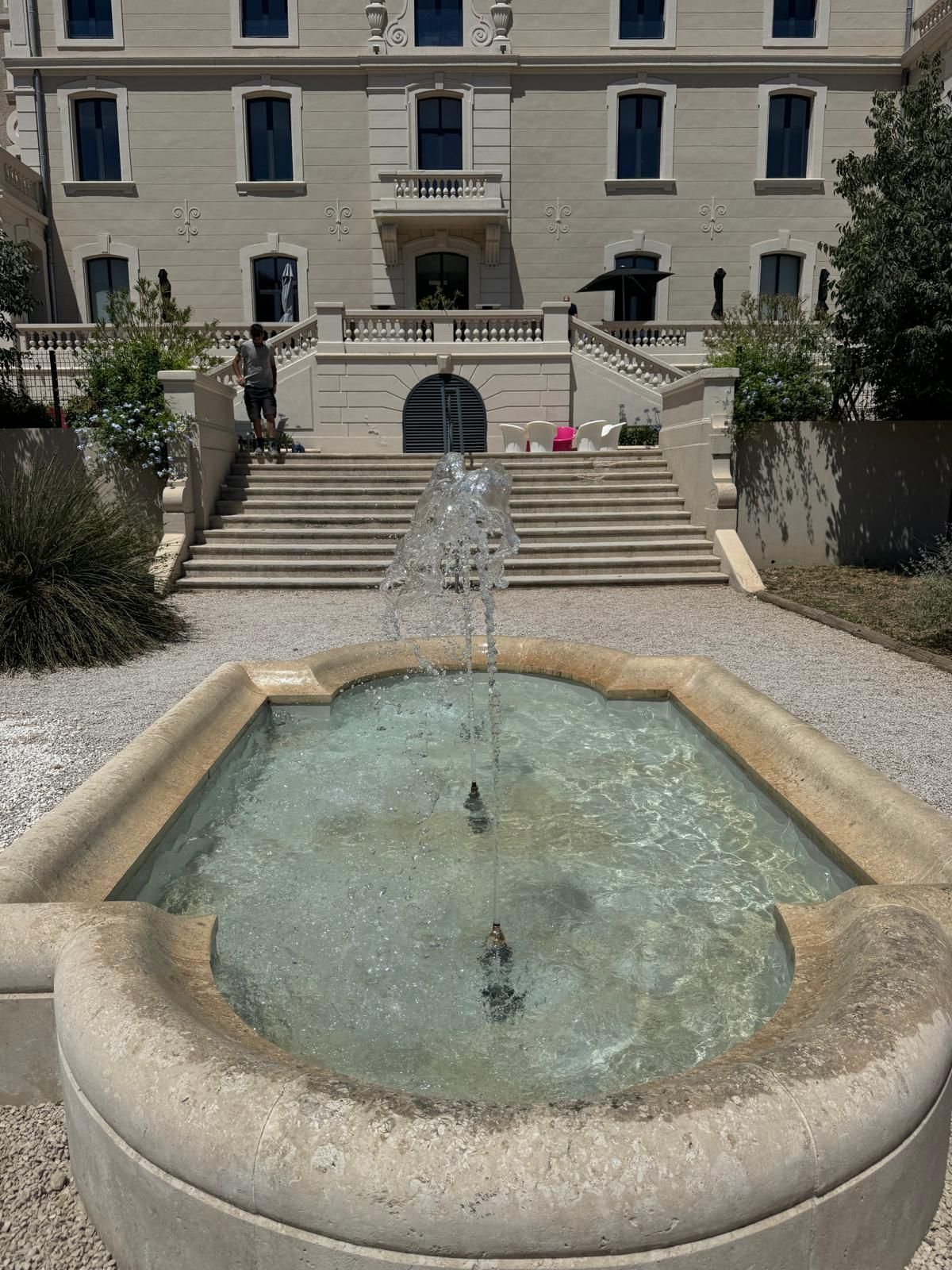 Bassin devant un bâtiment