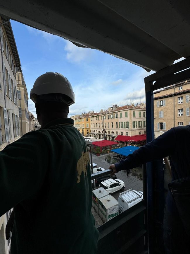 Artisan qui regarde la ville de Marseille