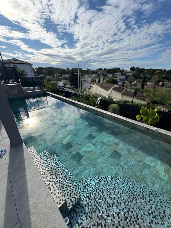 Piscine avec vue sur Marseille