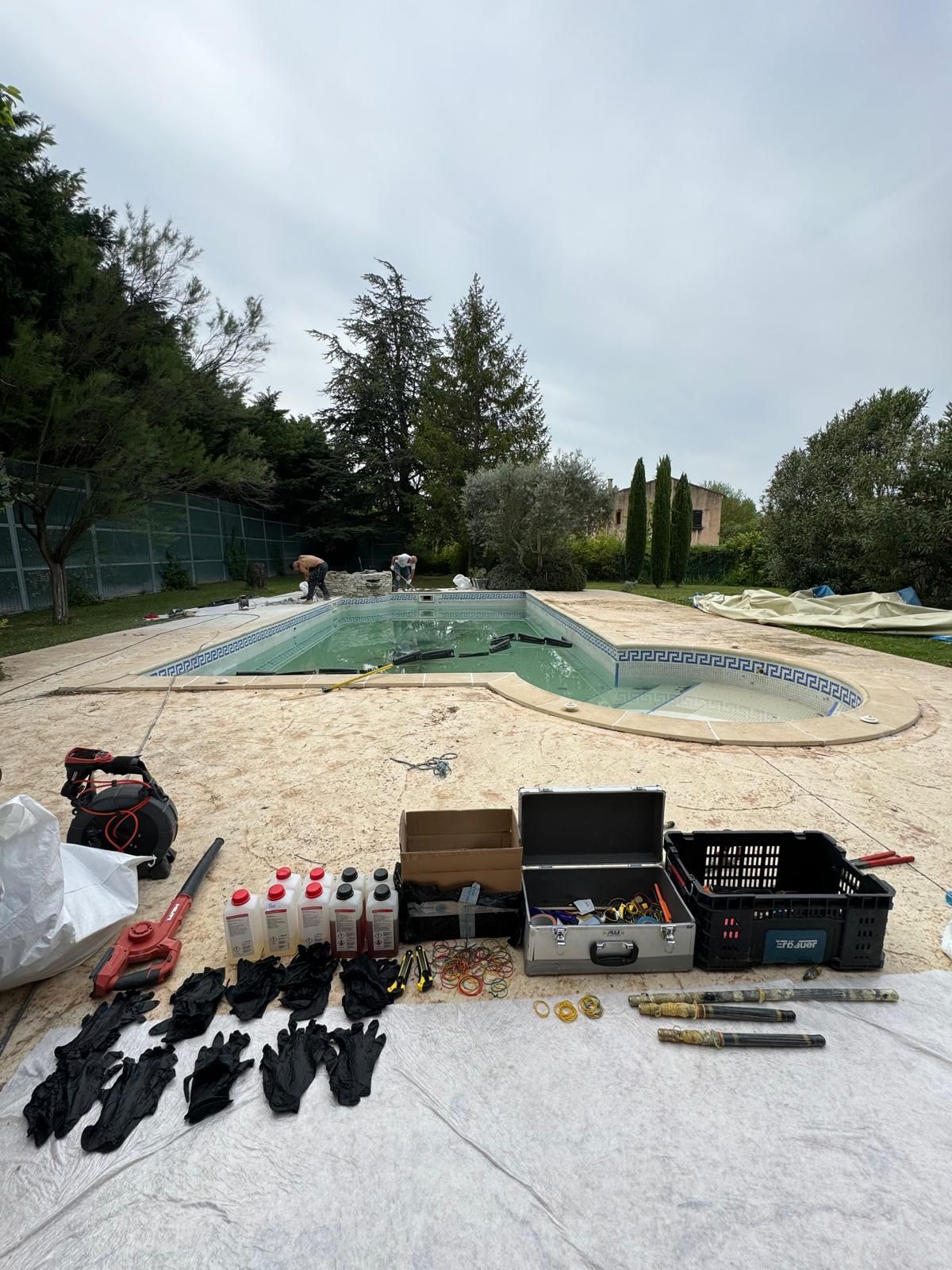 Piscine en cours de rénovation avec des outils étalés