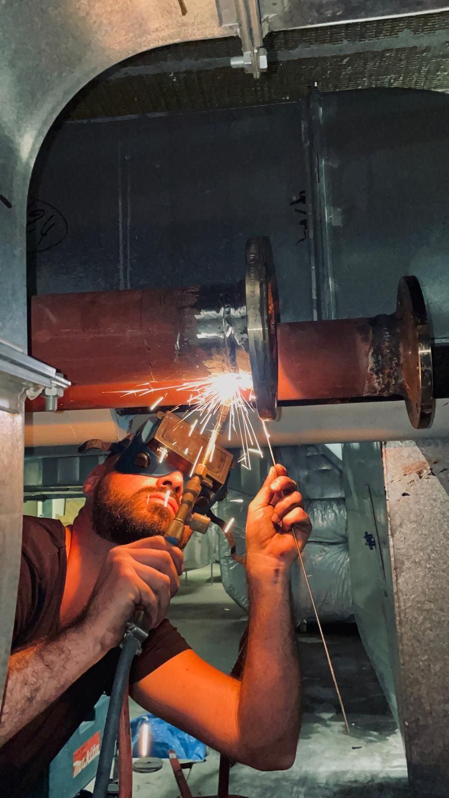 Artisan qui soude avec des étincelles
