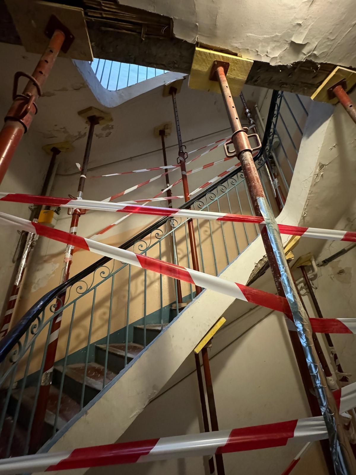 Rubalise dans une cage d'escalier