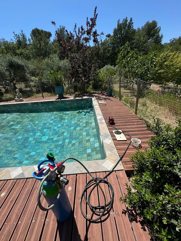 Piscine avec une caméra de recherche de fuite