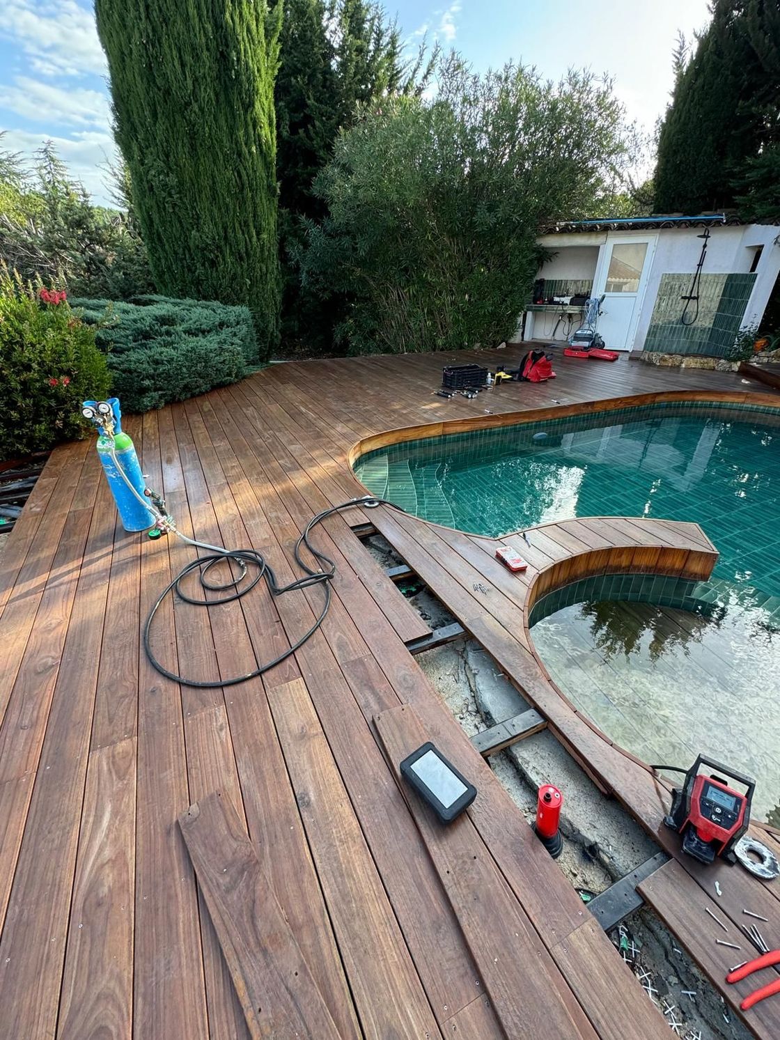 Recherche de fuite dans une piscine avec un compresseur