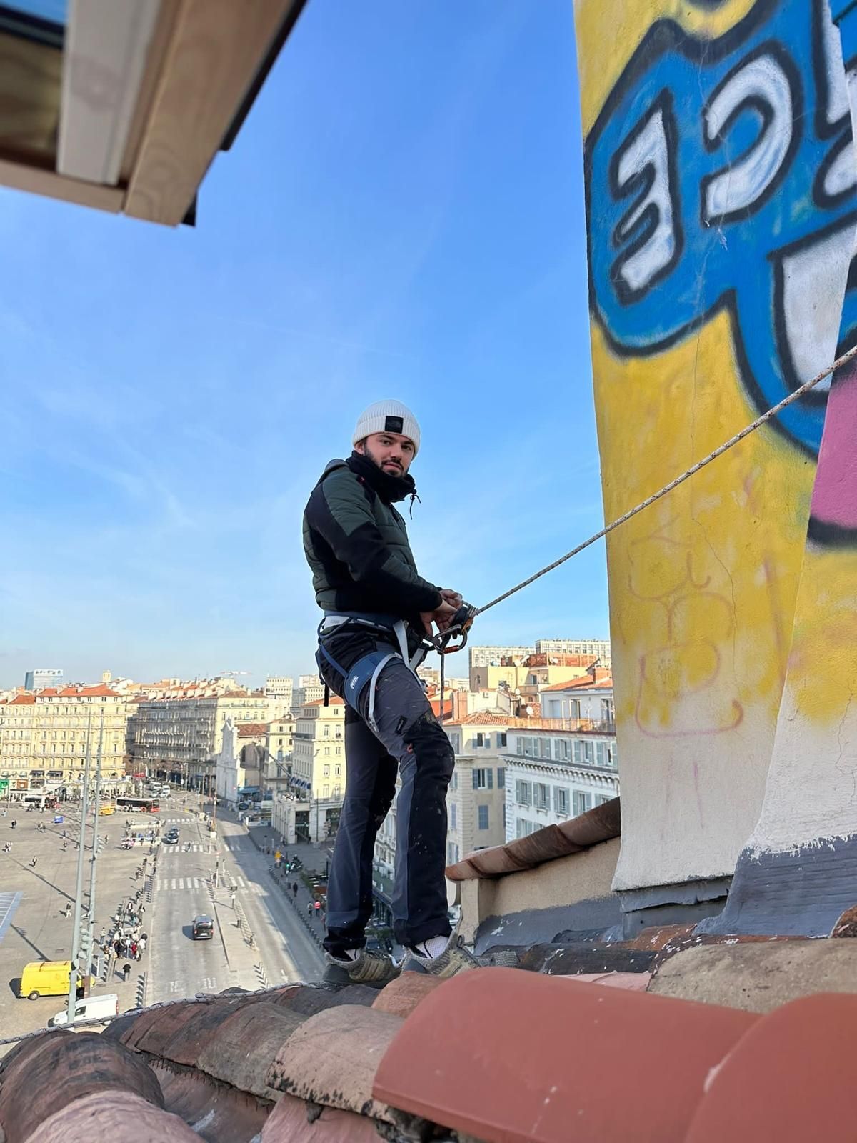 Artisan harnaché à une façade