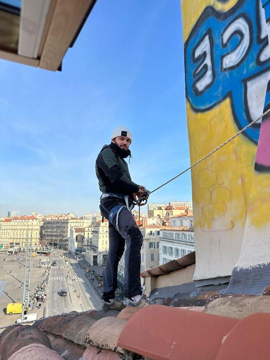 Artisan harnaché pour vérifier une façade