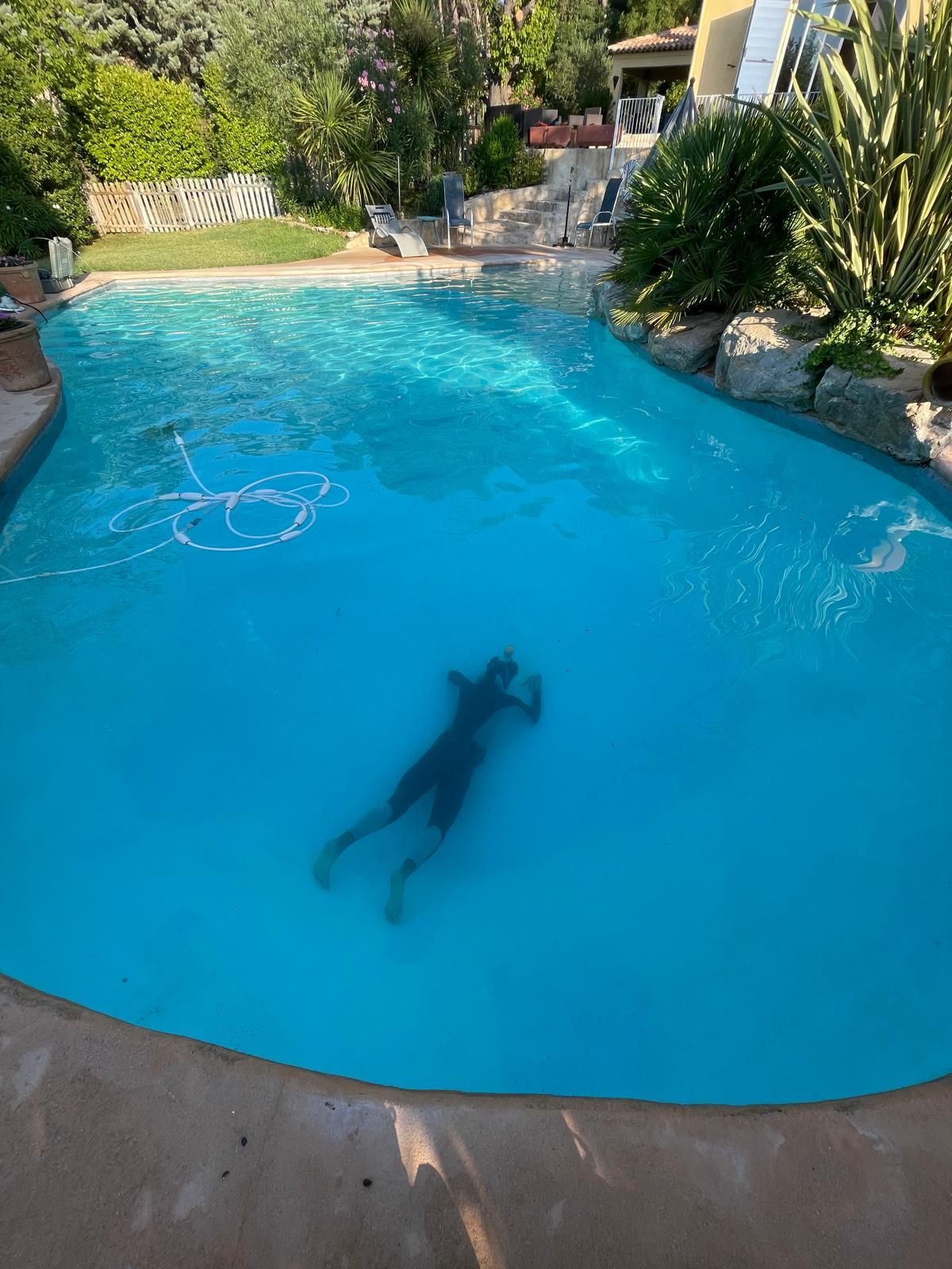 Plongeur dans une piscine