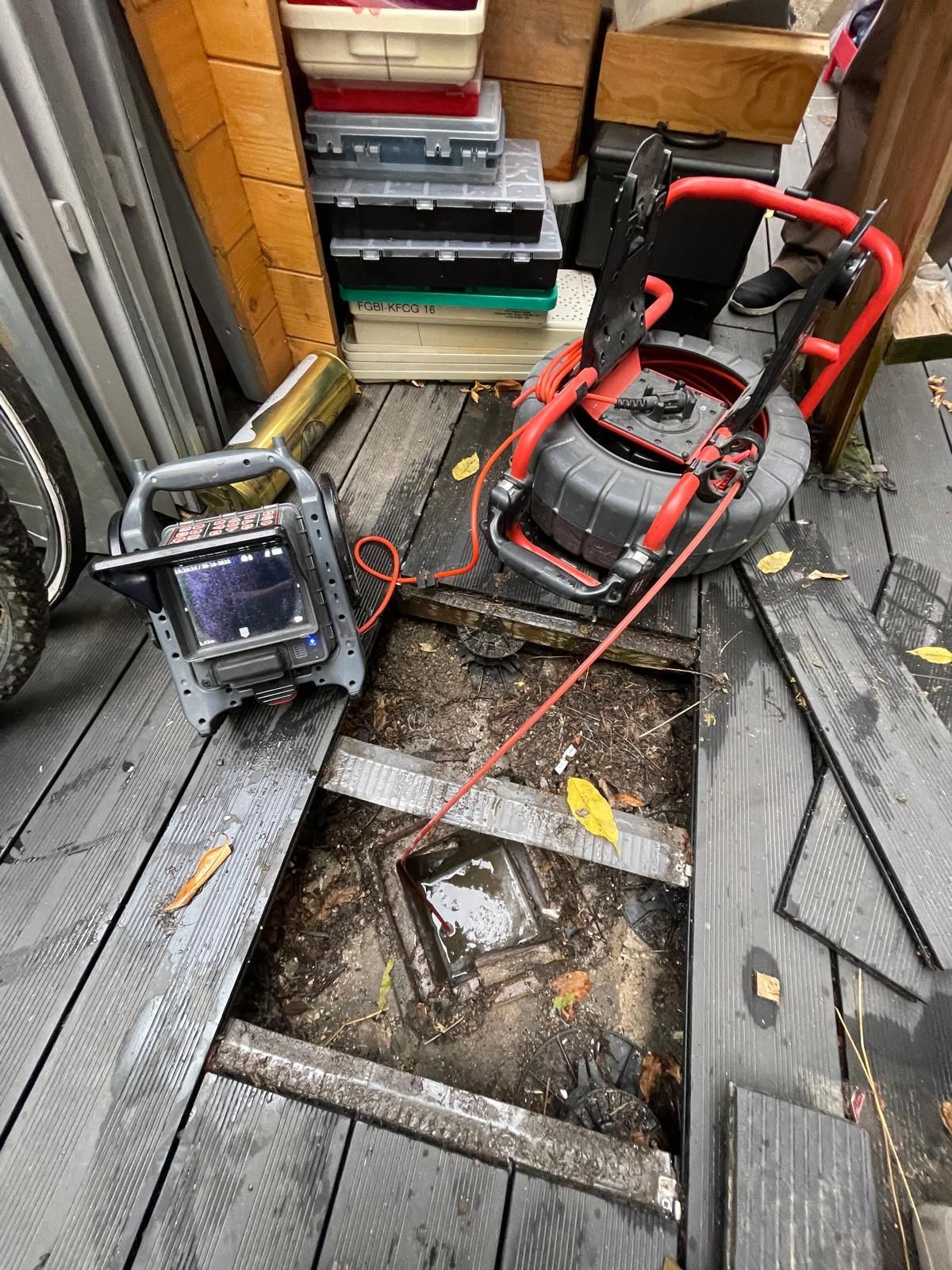 Caméra de recherche de fuite sous une terrasse