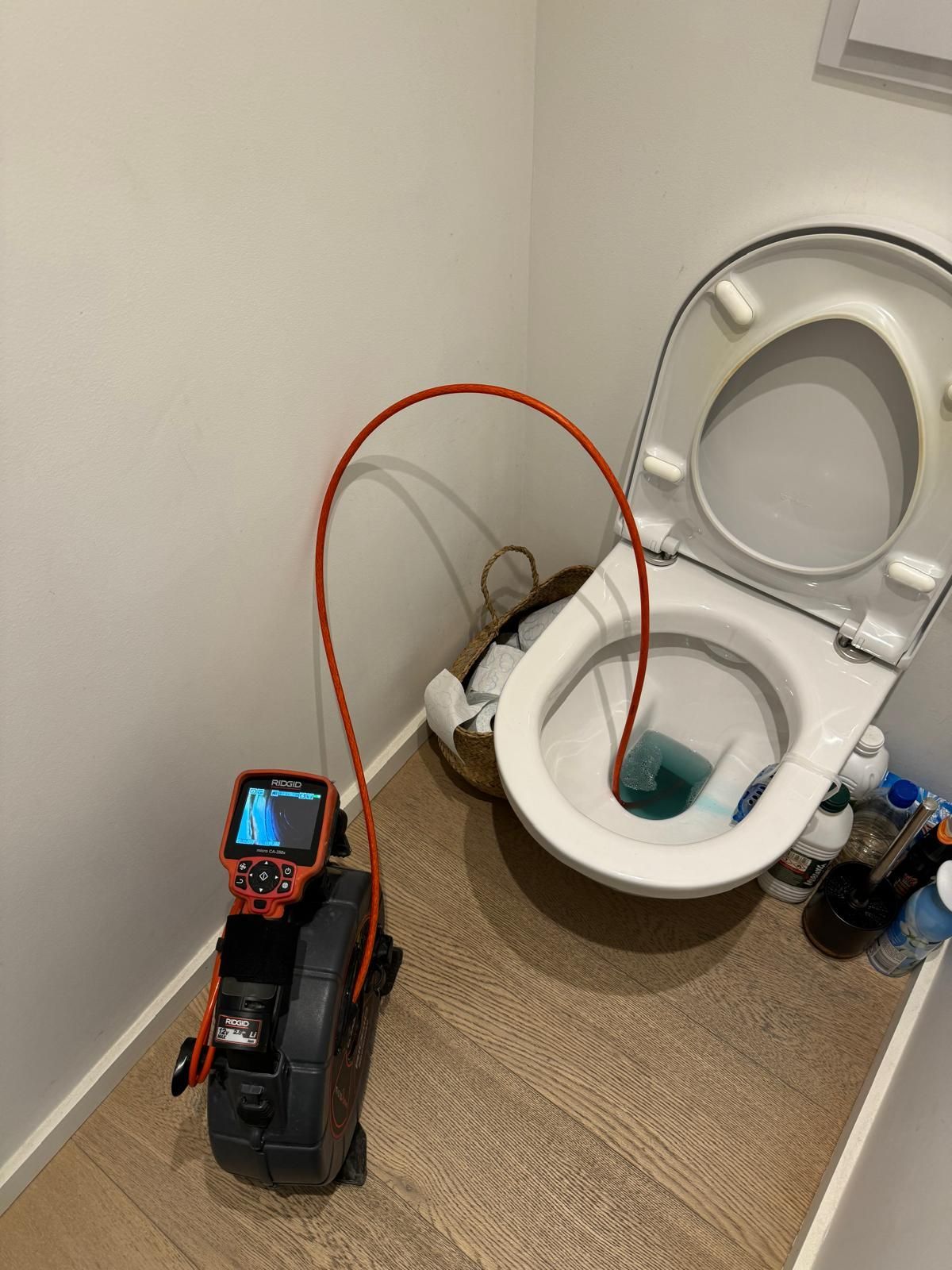 Recherche de fuite dans les toilettes