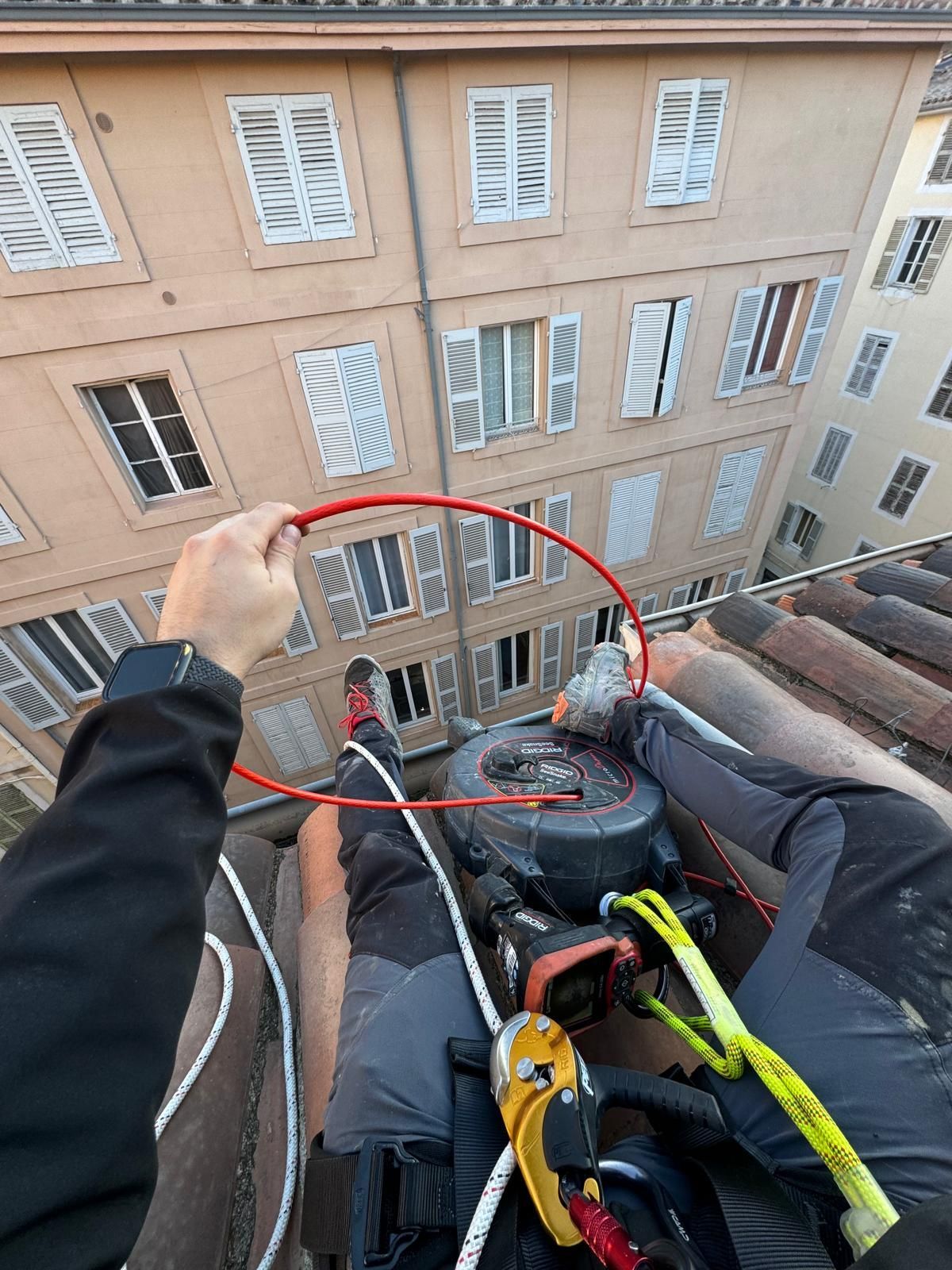 Caméra sur un toit pour cibler les fuites