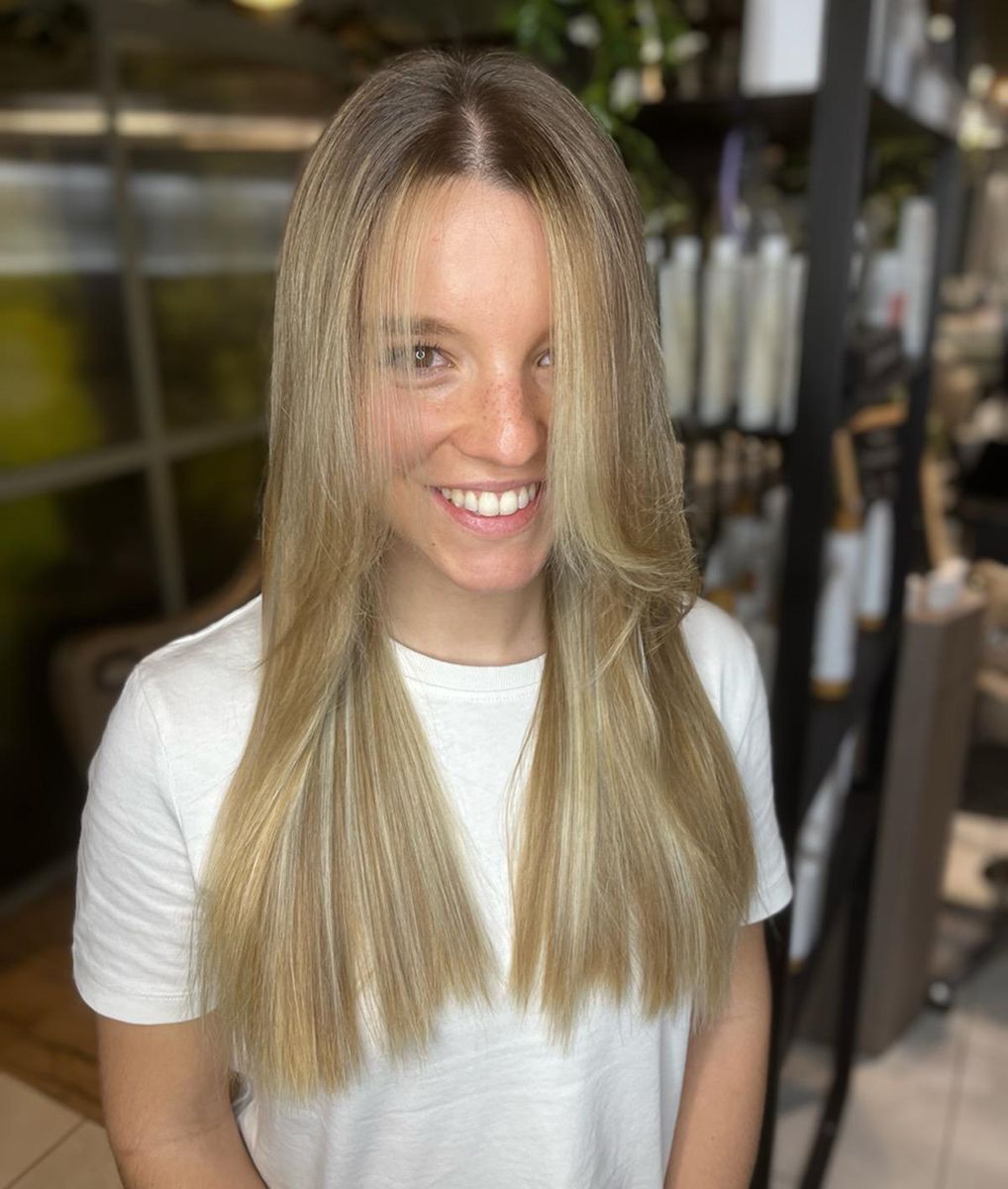 Estilista realizando un corte de cabello en Alexso Las Rozas
