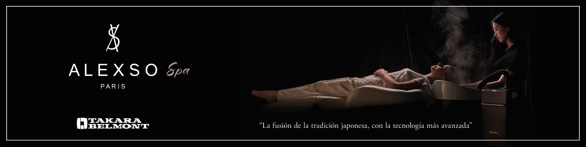 Pancarta publicitaria oscura con un pequeño logotipo a la izquierda y una persona sentada a una mesa a la luz de las velas a la derecha.