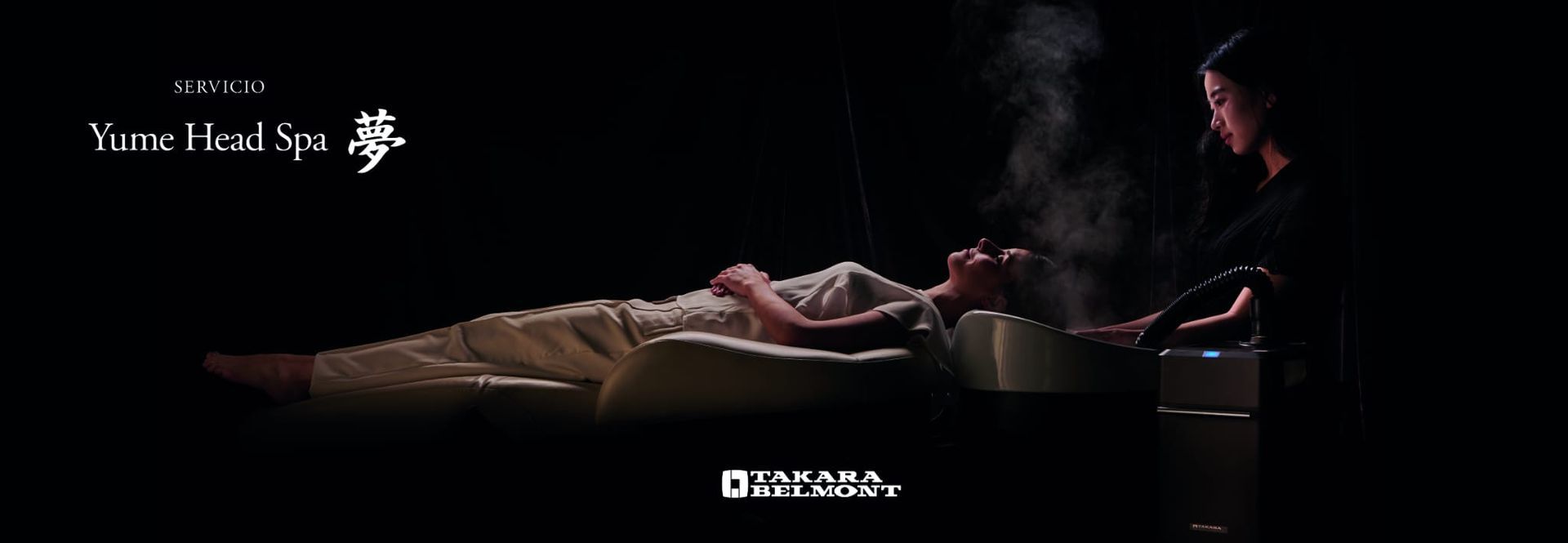 Pancarta publicitaria oscura con un pequeño logotipo a la izquierda y una persona sentada a una mesa a la luz de las velas a la derecha.