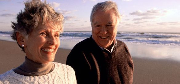älteres lächelndes Paar am Strand