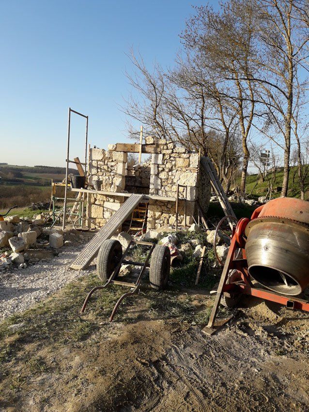 Construction d'un abri et matériel de maçon
