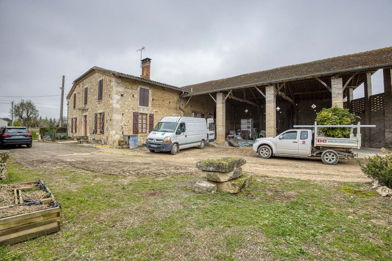 Maison avec plusieurs camions de l'entreprise SARL DA COSTA Frères