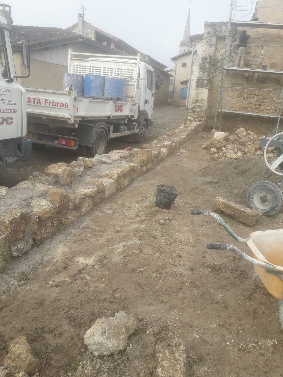 Terrain en chantier avec camion de Da Costa Frères